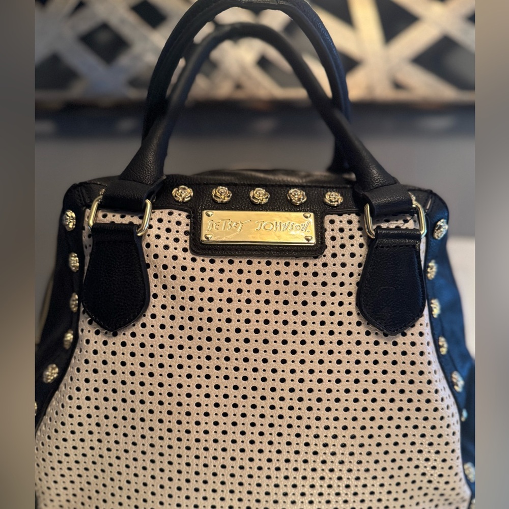 Betsy Johnson purse- cute for casual or dressy occasions
Excellent condition - Picture 4 of 9